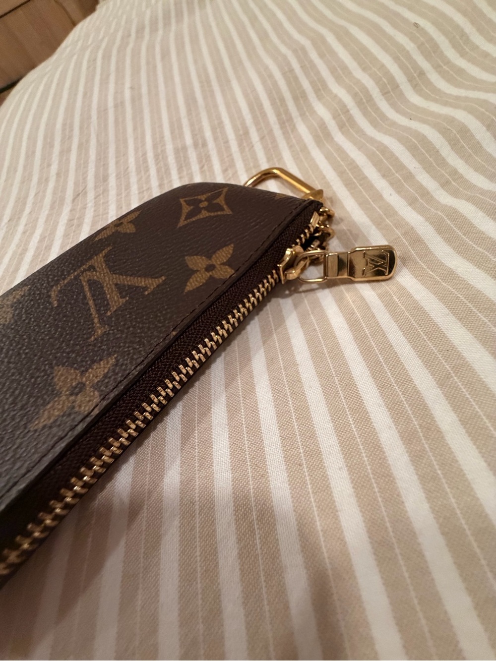 Louis Vuitton Monogram Key Pouch. - Picture 4 of 8
